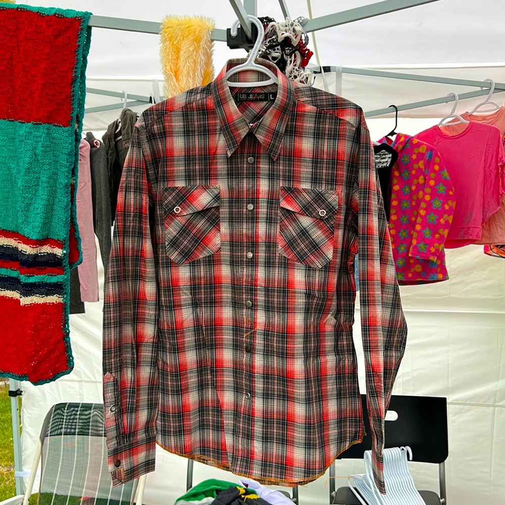 Great casual plaid shirt
In good condition
A mens large
No tags